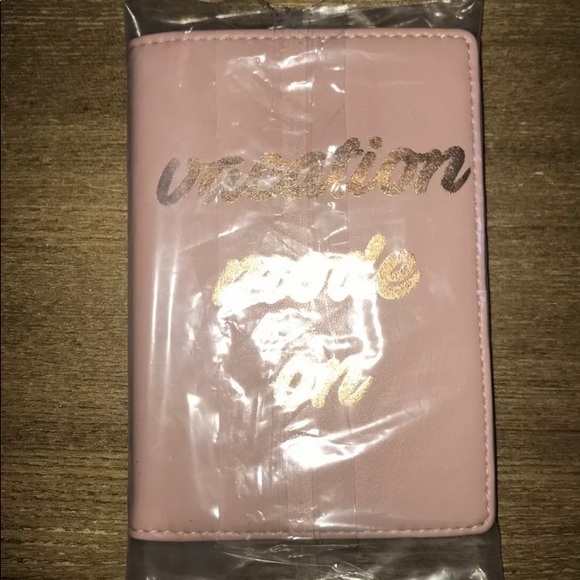 Express Vacation Mode on Passport Holder & Luggage Tag $20 - Picture 3 of 8